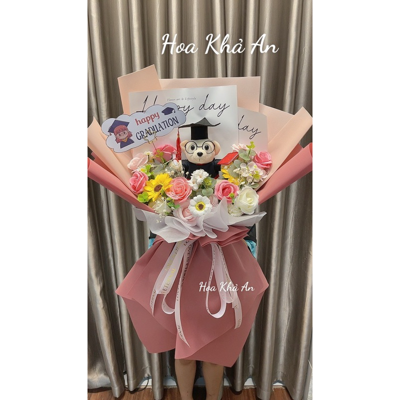 Bó Hoa Tốt Nghiệp Kèm Gấu Cử Nhân "Happy Graduation" Tone Hồng Rực Rỡ