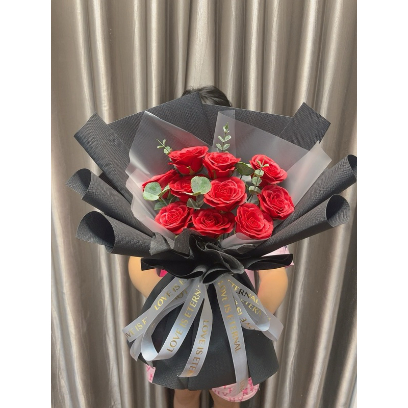 Bó Hoa Hồng Đỏ Giấy Đen